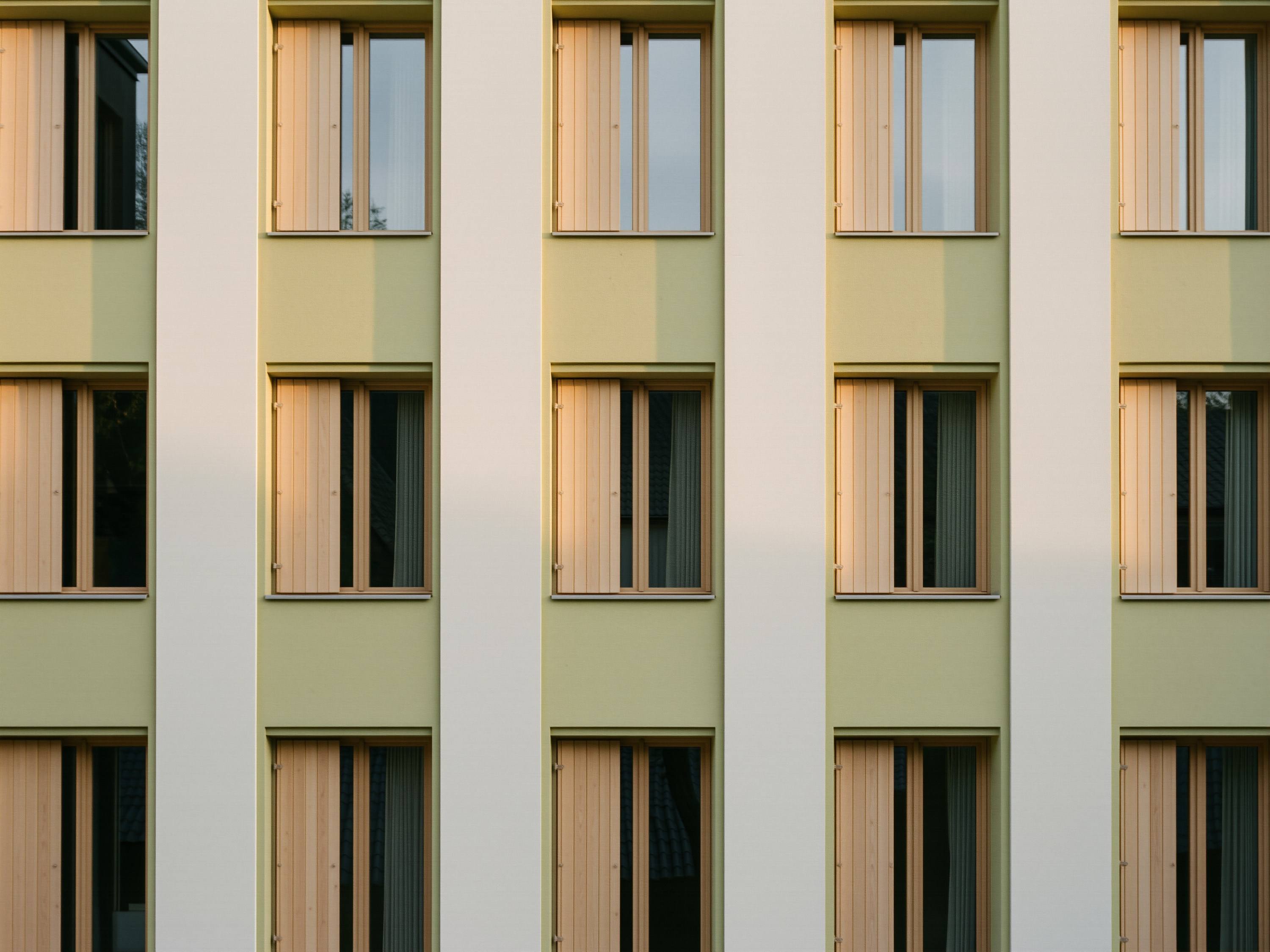 Fassade eines Stadtpalais mit tiefen Fensterlaibungen im Abendlicht